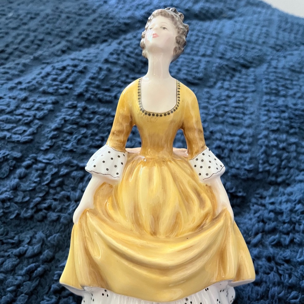 Stunning Royal Doulton Ladies Figure "Coralie" HN2307! Made in England